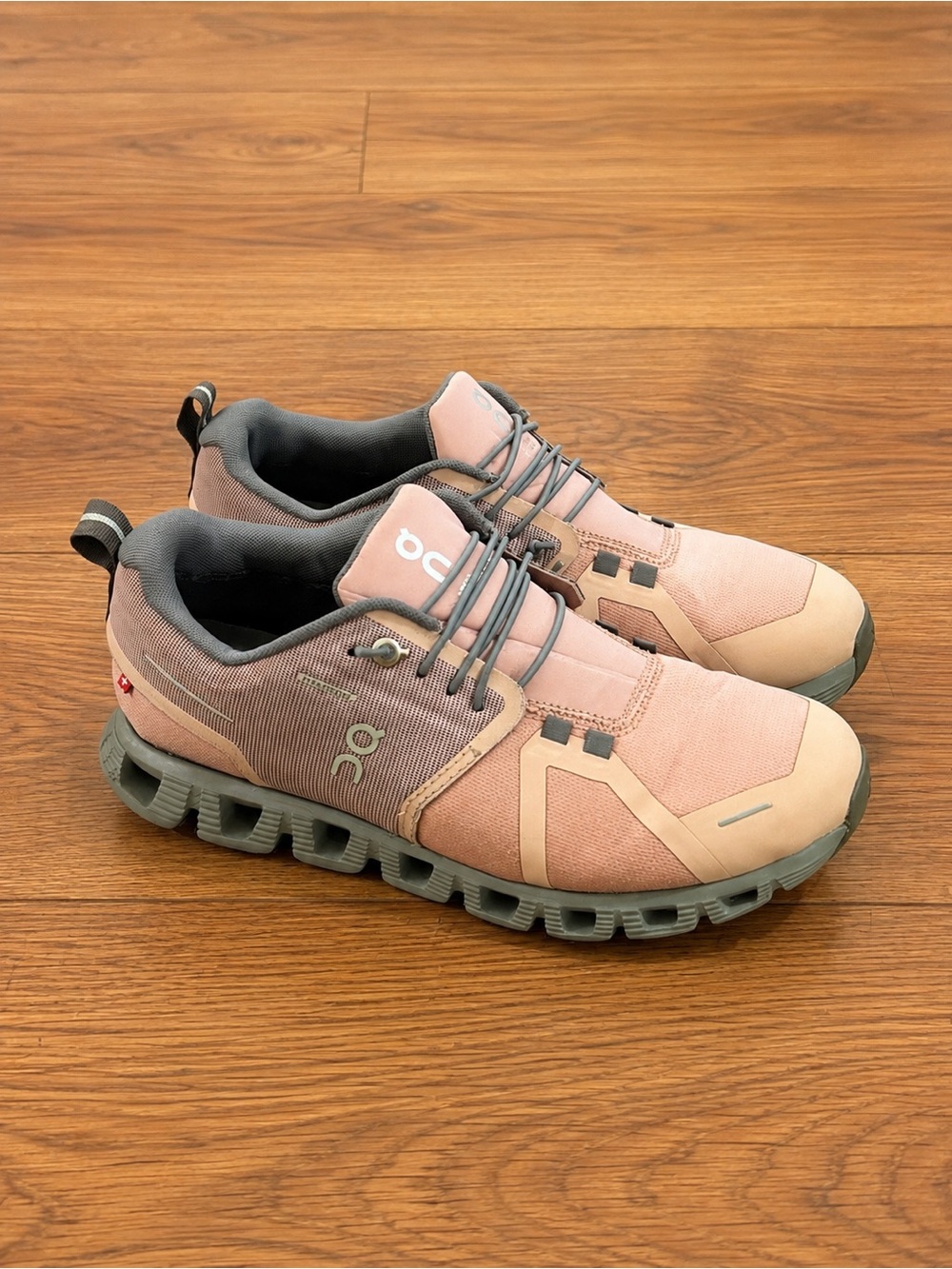 ON CLOUD 5 WATERPROOF Women Size 8 Rose /Fossil